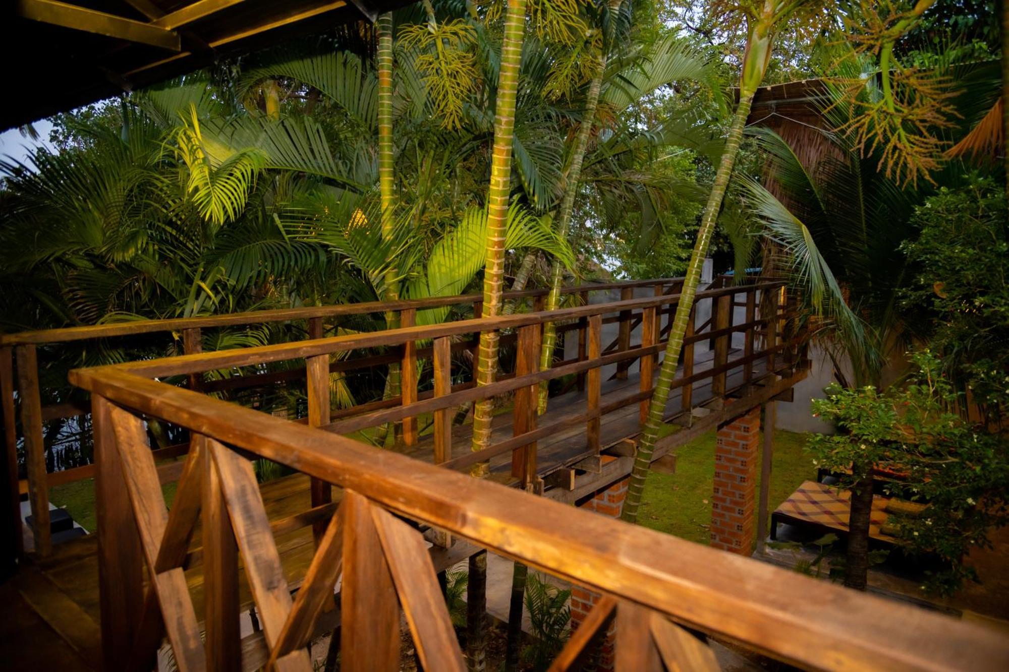 Banyan Tree Hostel กำปอต ภายนอก รูปภาพ