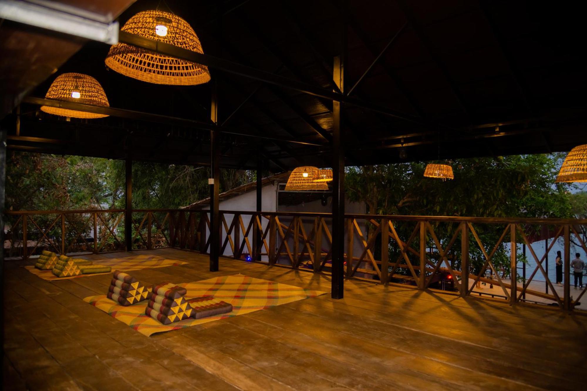 Banyan Tree Hostel กำปอต ภายนอก รูปภาพ