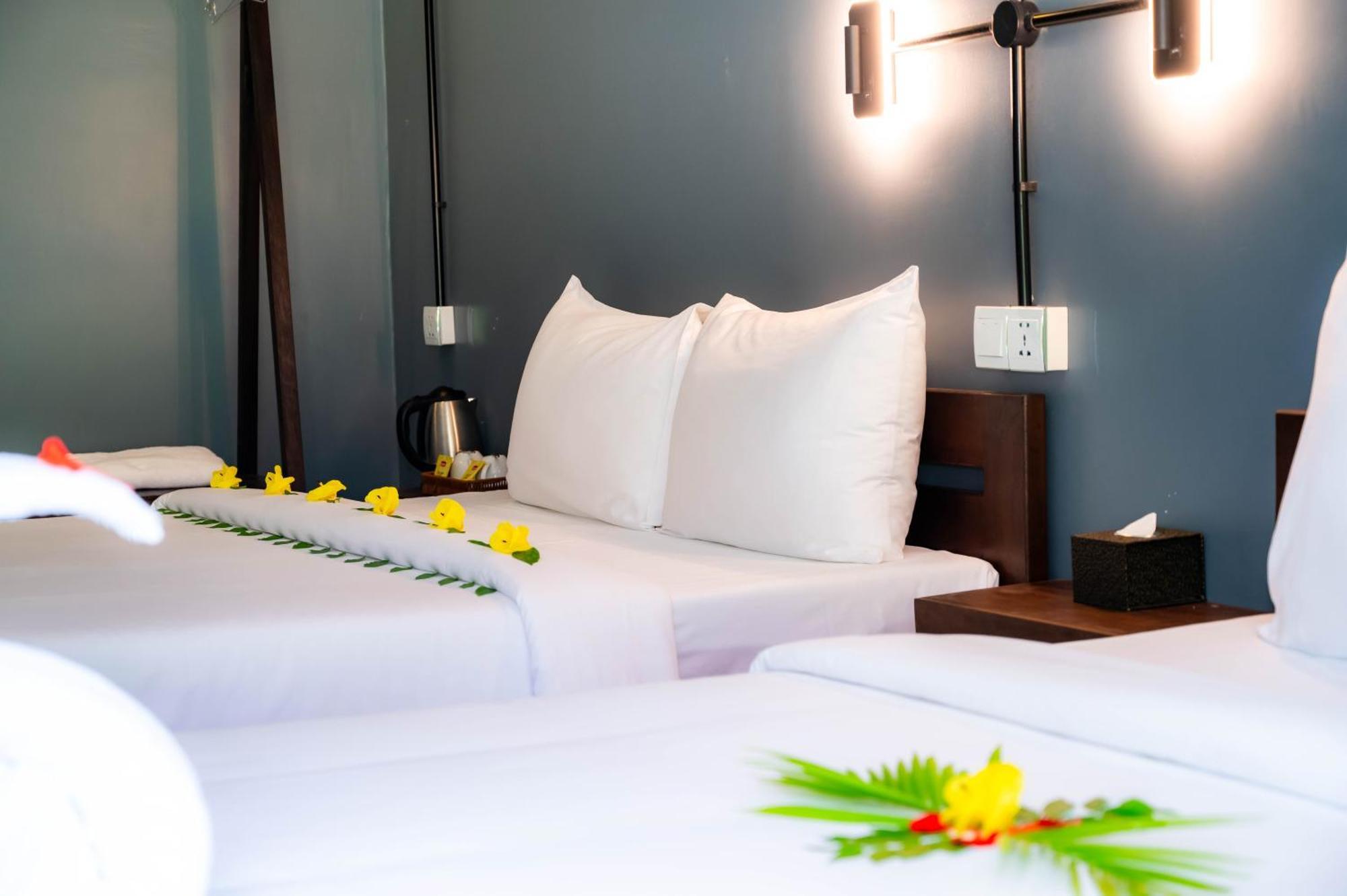 Banyan Tree Hostel กำปอต ภายนอก รูปภาพ