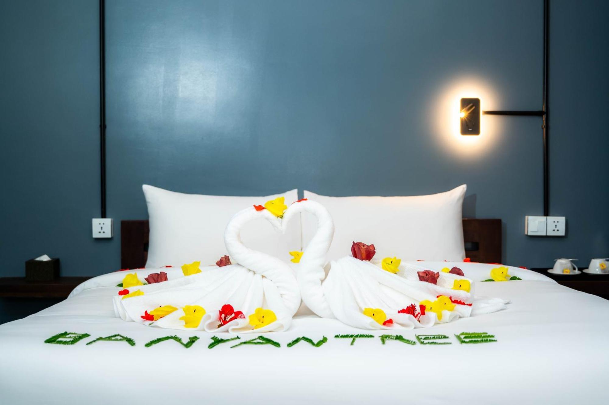 Banyan Tree Hostel กำปอต ภายนอก รูปภาพ