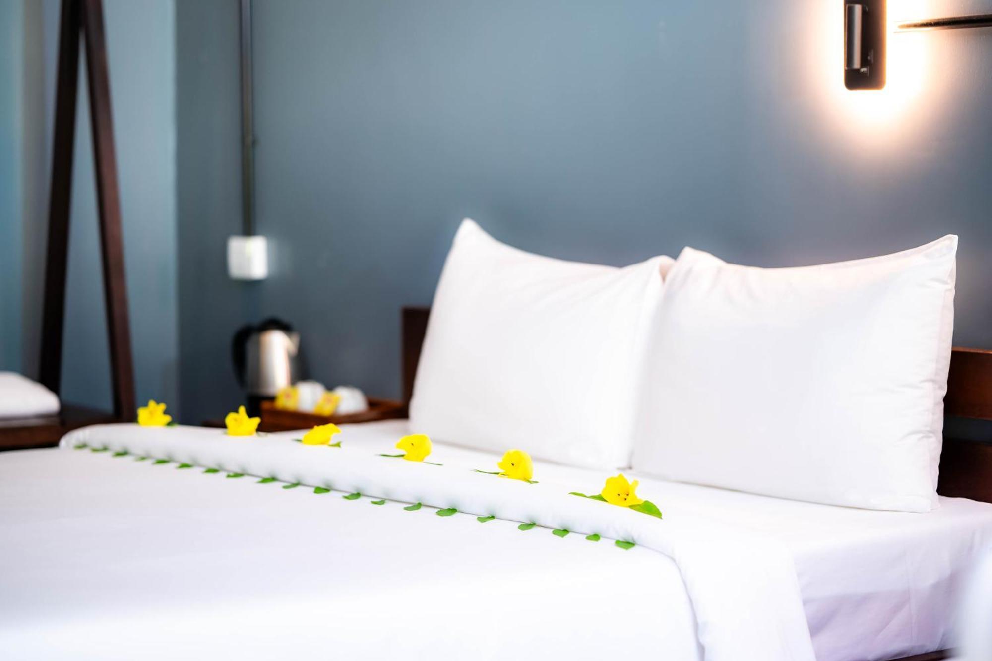Banyan Tree Hostel กำปอต ภายนอก รูปภาพ