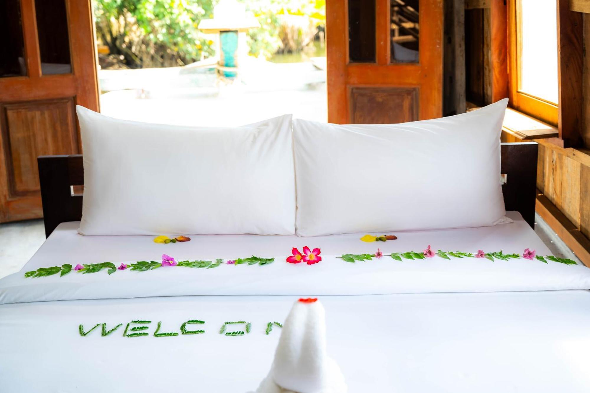 Banyan Tree Hostel กำปอต ภายนอก รูปภาพ